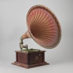 568725 Horn gramophone